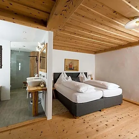 & Gourmetwirtshaus Kirchenwirt Seit 1326 Szálloda Leogang